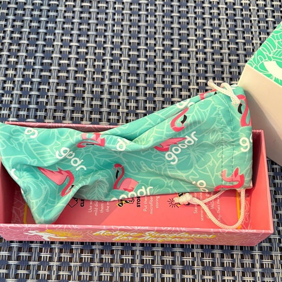 Chic Black Cat-Eye Sunglasses - Picture 2 of 7